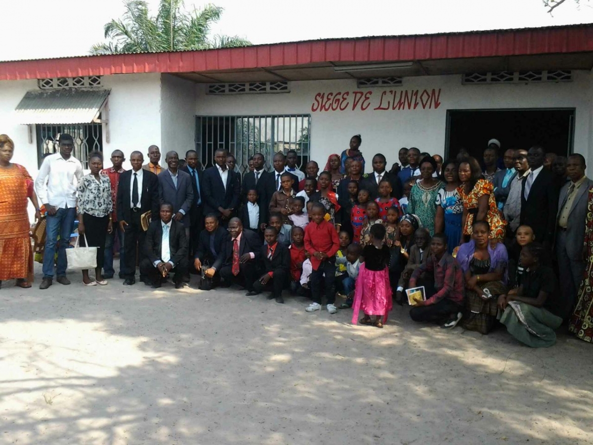 Les délégués de la Mission de Kinshasa devant le Siège de l'Union à Kinshasa